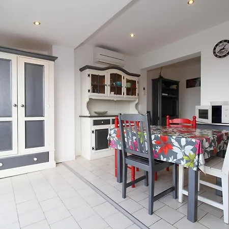 Apartamento T2 Rénové Avec Jardin Et Parking à - Fr-1-553-310